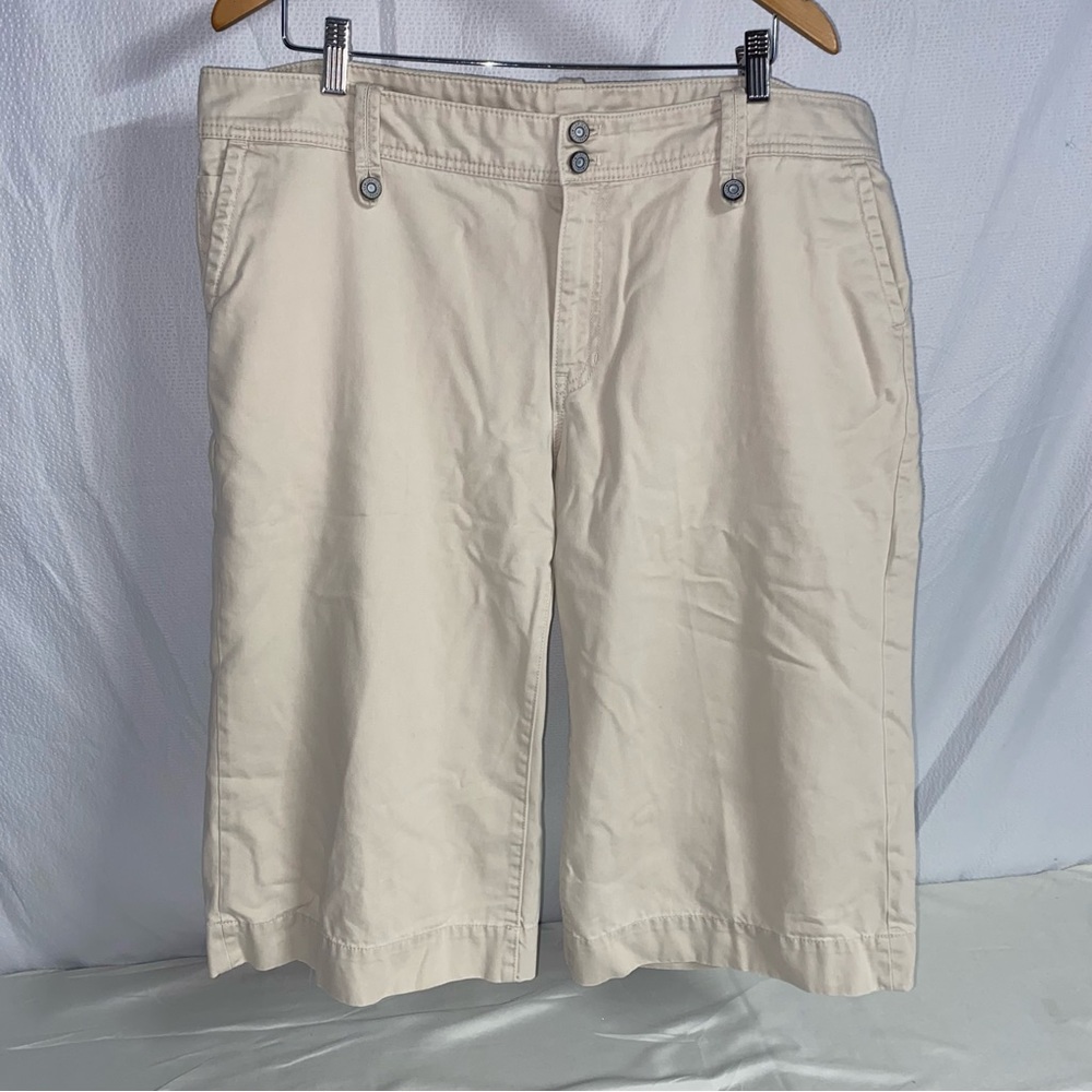 GAP Bermuda Short/Capri, Light Tan, Size 18